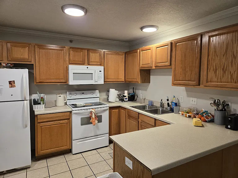 583 N University Ave #214 — Photo 3