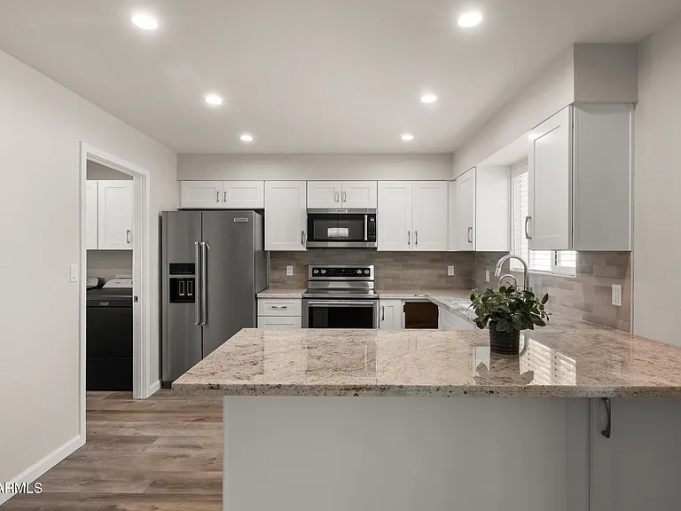 224 E Oxford Dr — Photo 6