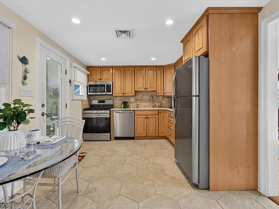 4th image of 48 Florence Ave