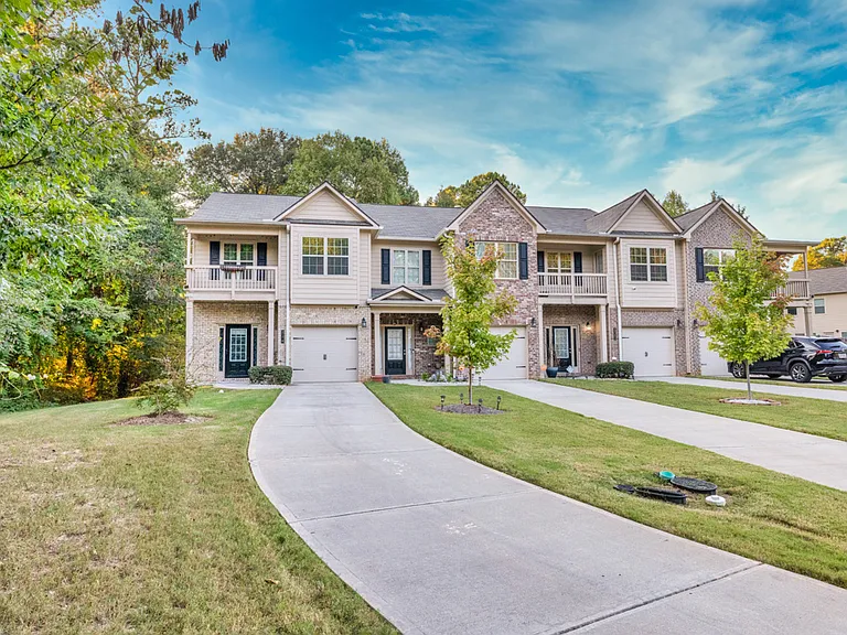 2570 Castellan Dr — Photo 5
