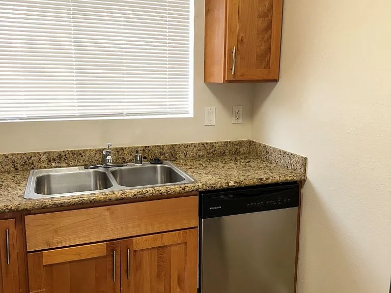 900 Alvarez Ave #8 — Photo 9