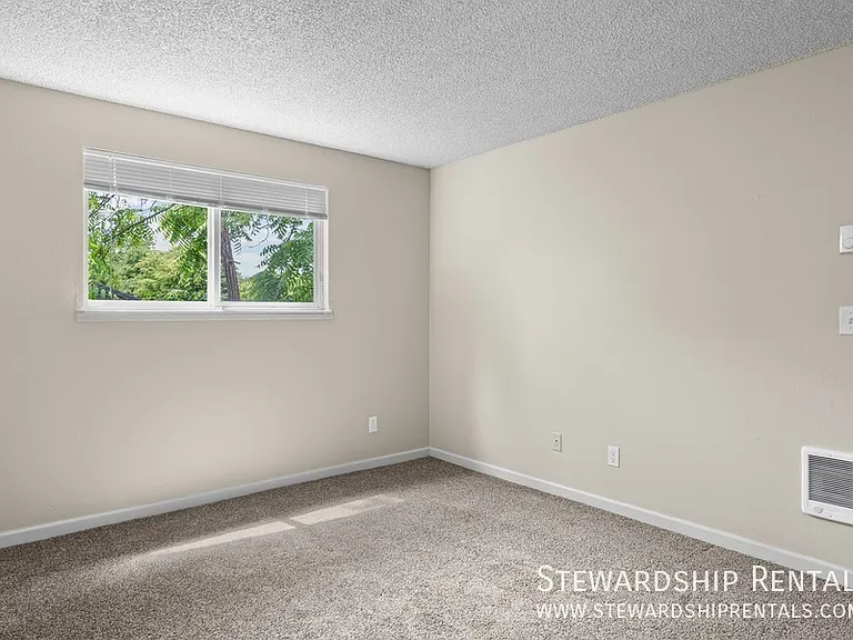 1359 Liberty St NE — Photo 10