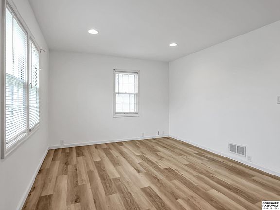 5th image of 7710 Maywood St