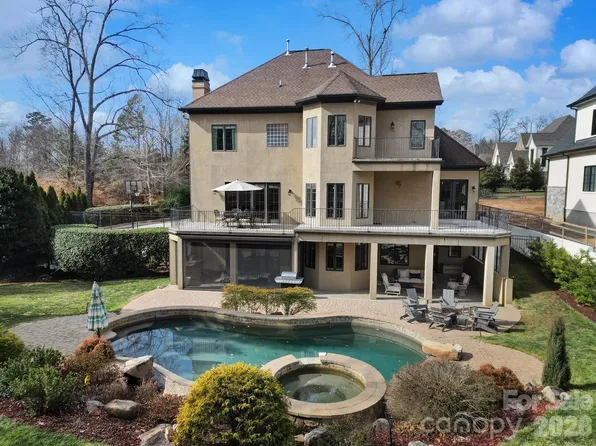 8000 Skye Lochs Dr, Waxhaw, NC 28173