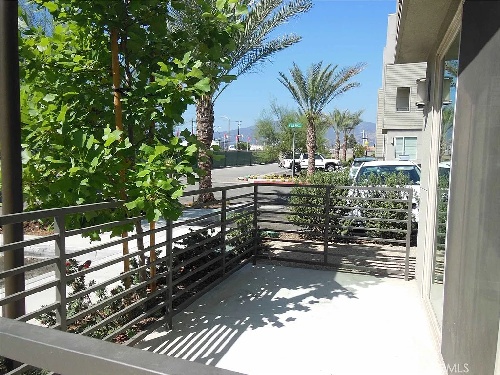 3 bed, 3.5 bath, 1976 sqft, $3,550 — Photo 3