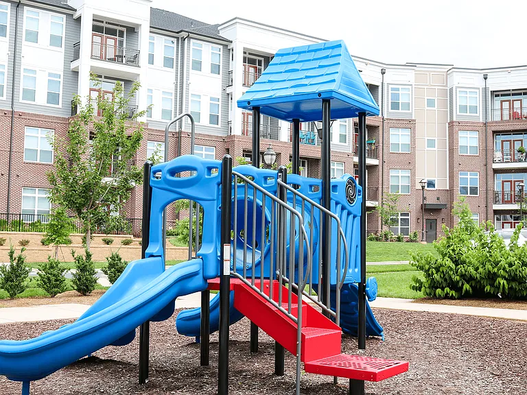 Holly Crest Apartments — Photo 44