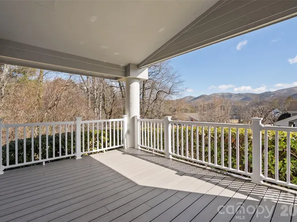 100 Meadowind Ct, Waynesville, NC 28786