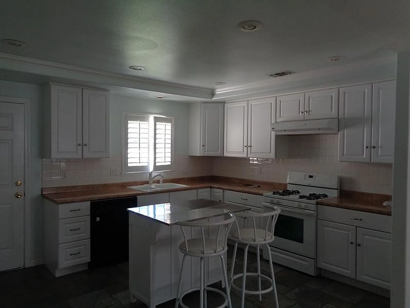 Beautiful 4 + 3 single story Dutch Haven home in Newbury Park - 4 Month Lease, the home will be s... — Photo 4
