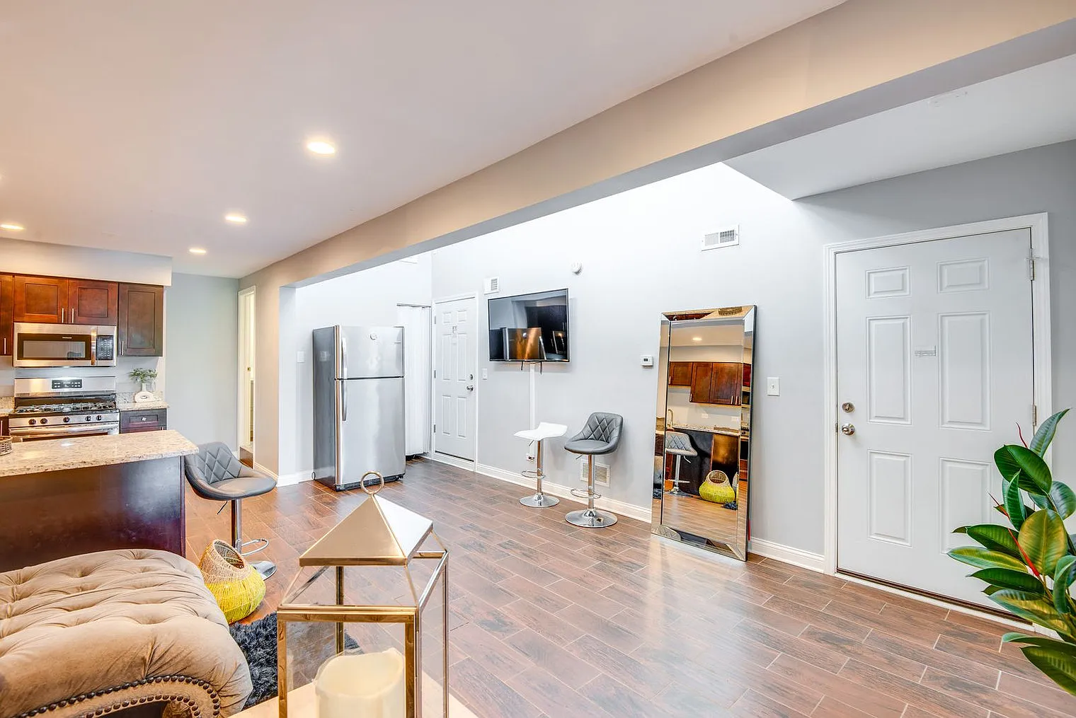 2 bed, 1.0 bath, 1399 sqft, $3,602 — Photo 4