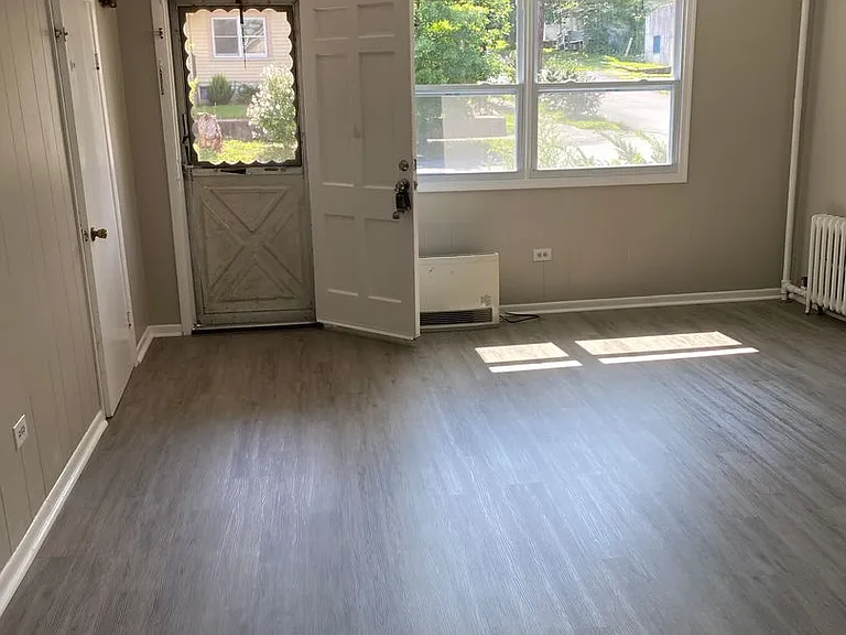 1032 Crown Ave — Photo 3