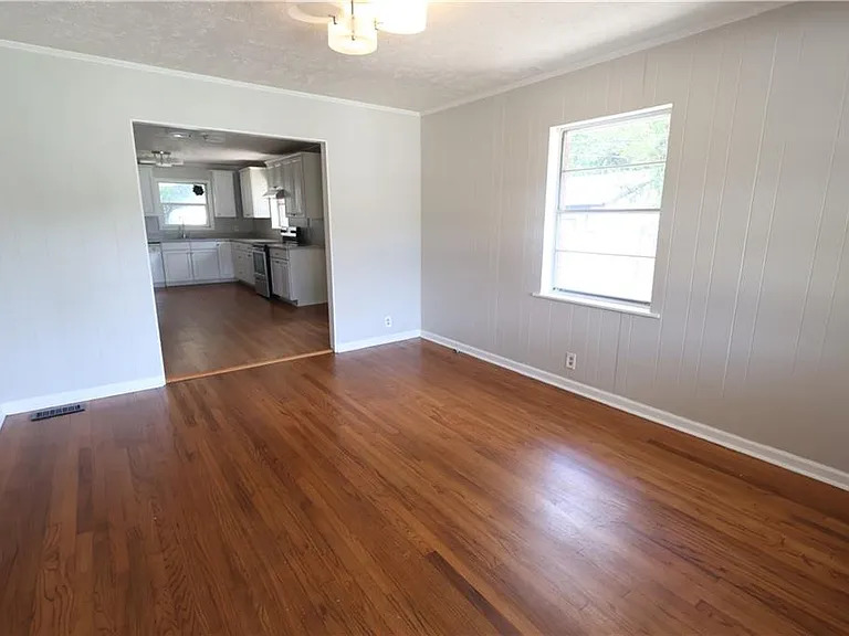 615 S Jefferson St SE — Photo 3