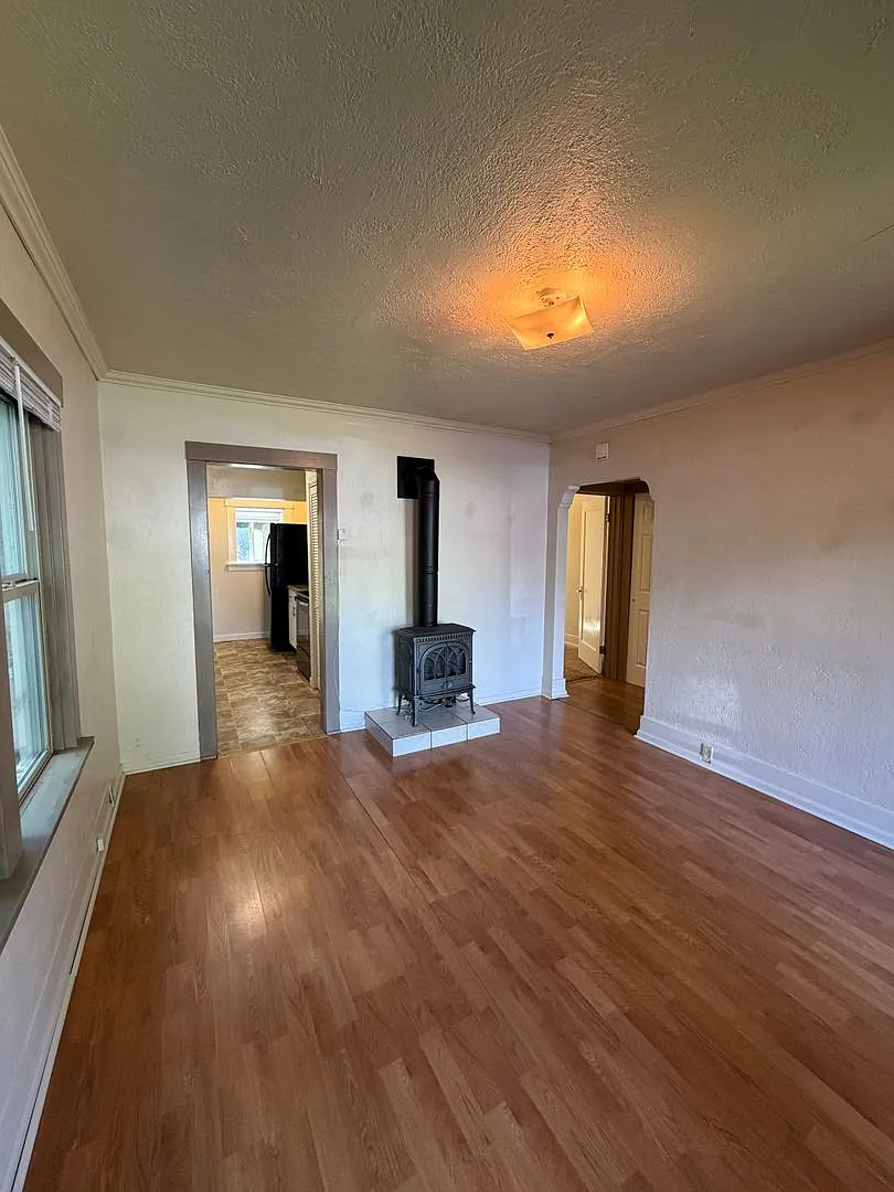 Vintage 1-Bedroom Duplex with Large Fenced Yard 3 miles from OIT and Sky Lakes Medical Center — Photo 4