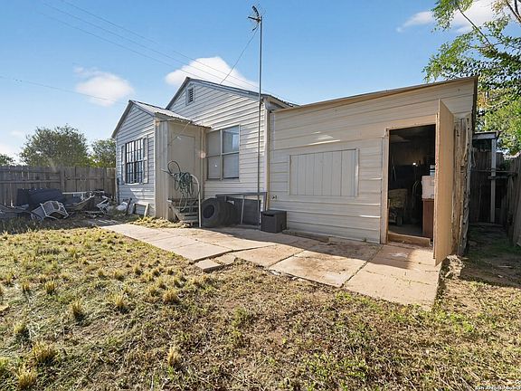 4th image of 808 N Adams