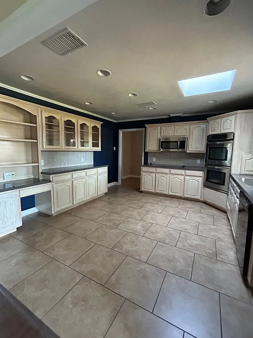 Recently Reduced!! Beautiful Family Home In Crescent Park Subdivision — Photo 4