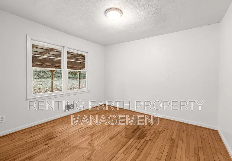 221 Lawson Rd — Photo 13