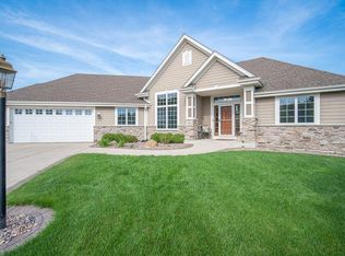 5452 W Highlands Ct, Franklin, WI 53132