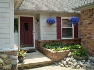 38887 Holsworth Ct, Farmington Hills, MI 48331