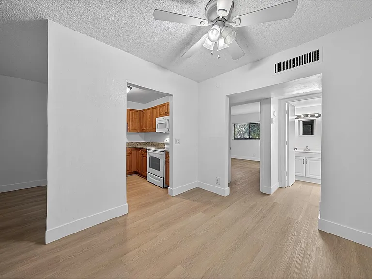 2201 NE 36th St #105 — Photo 9