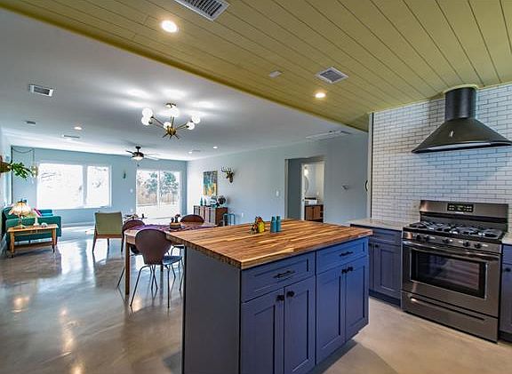 5th image of 10203 Oak Hollow Cir