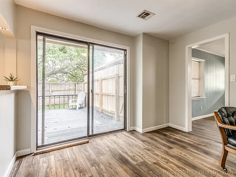 233 NE Queenstown Ave — Photo 12