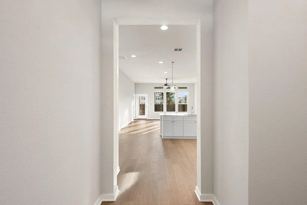 4 bed, 3.5 bath, 1945 sqft, $2,349 — Photo 4
