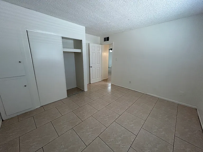 6 bed, 3.0 bath, 2269 sqft, $2,495 — Photo 20