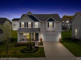 8401 Sharon Dr, White Lake, MI 48386