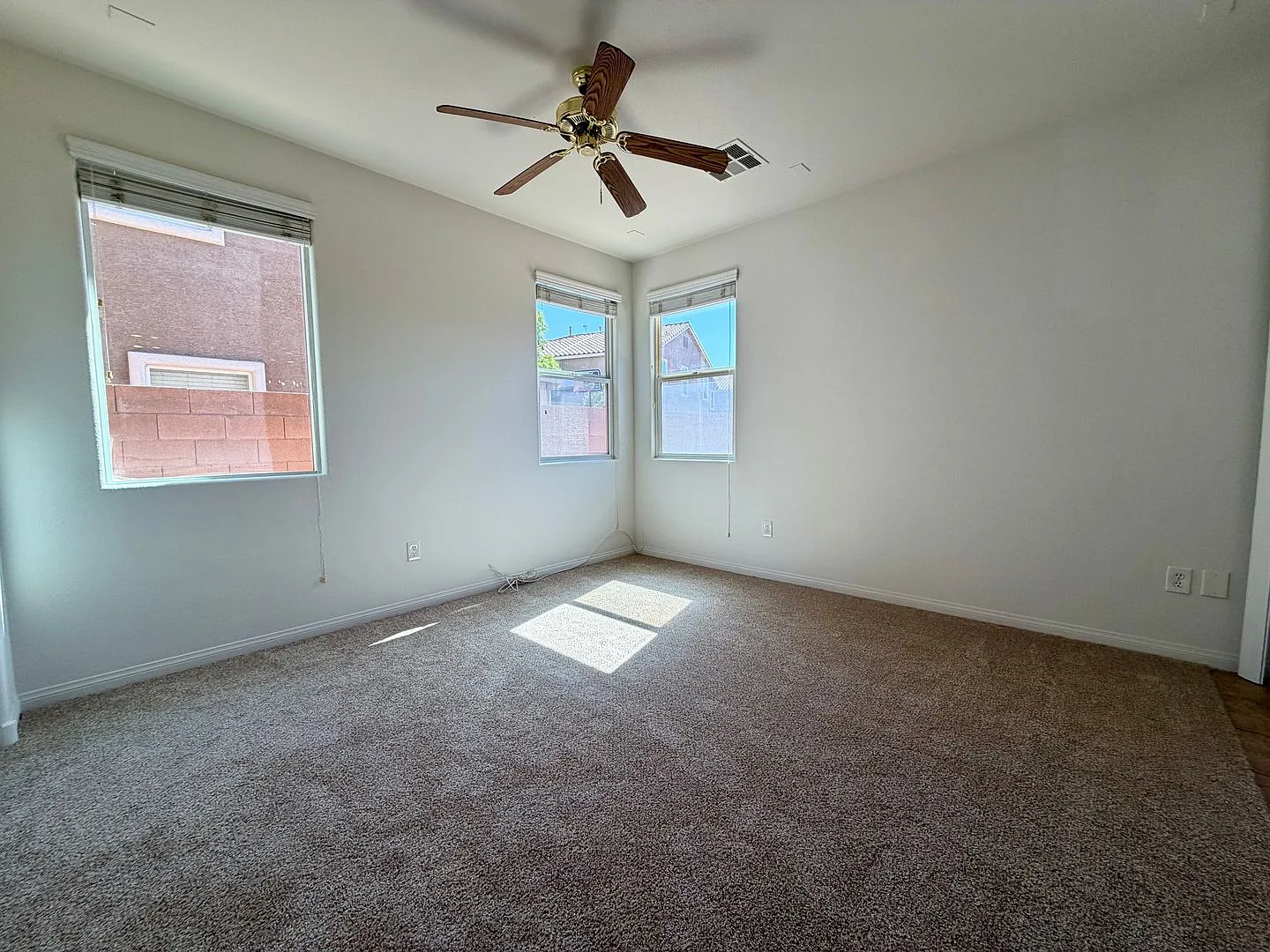 Room for eveyone and curb appeal — Photo 4