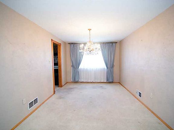 3rd image of 412 Lisa Dr