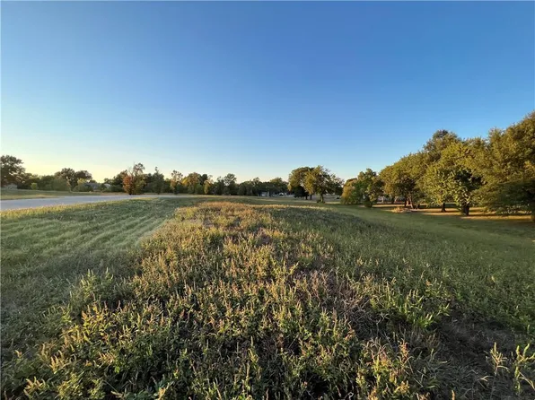 1613 S Ash Ct, Ottawa, KS 66067