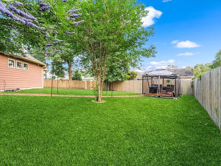 976 Northampton Dr — Photo 32