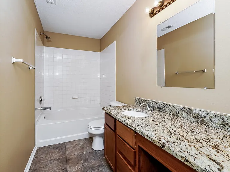 2044 Southernwood Ln — Photo 12