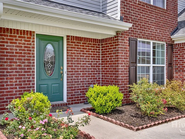 384 Manchester Ct — Photo 4