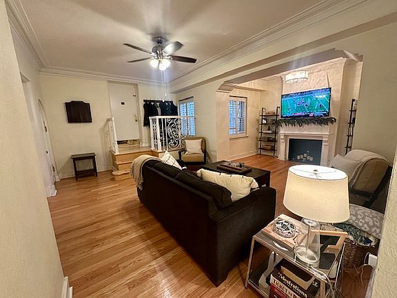 3rd image of 2726 N Pine Grove Ave #G