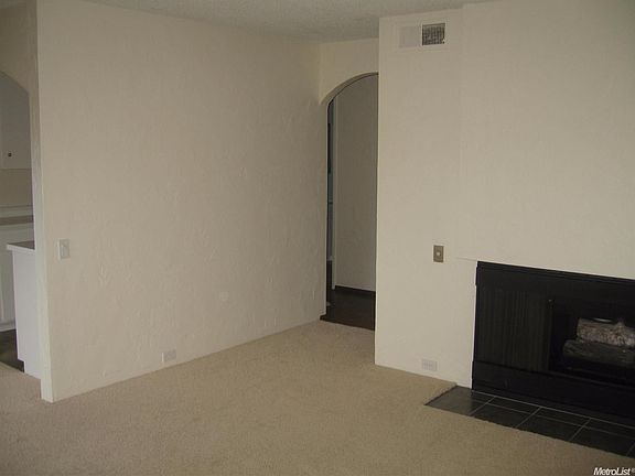 3rd image of 730 Woodside Ln E Unit 9