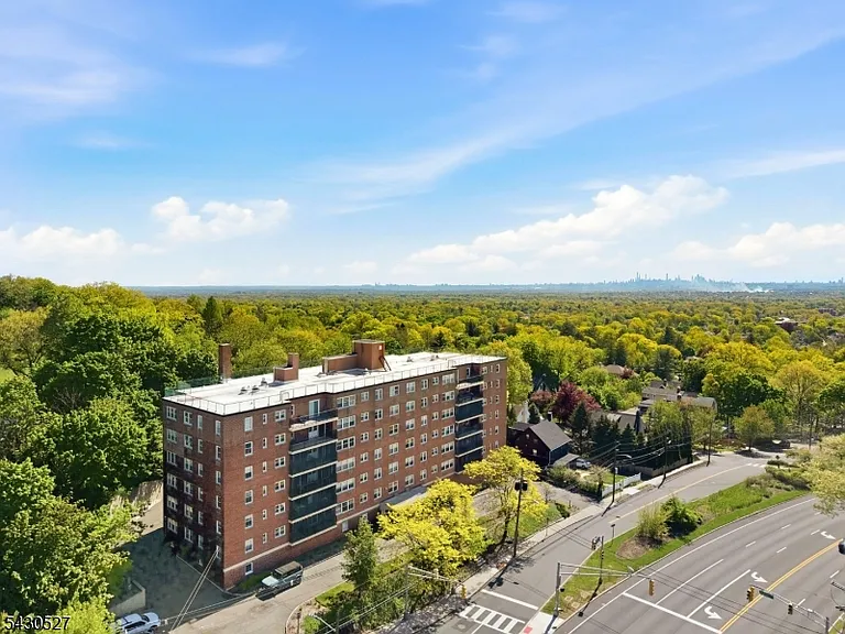 415 Claremont Ave — Photo 40