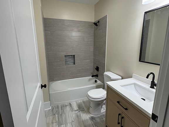 2nd image of 907 W Clay St #1