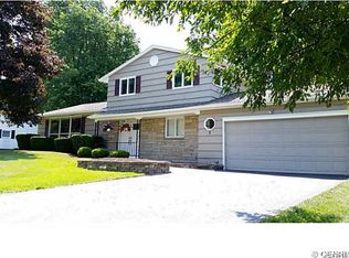 7 Larkspur Ln, Fairport, NY 14450