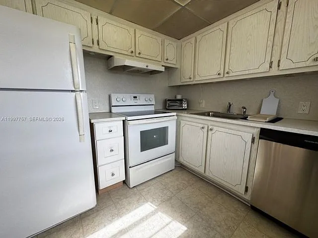 536 Fanshaw #M — Photo 4