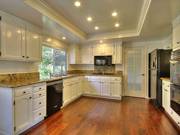 Kitchen w/granite counters...