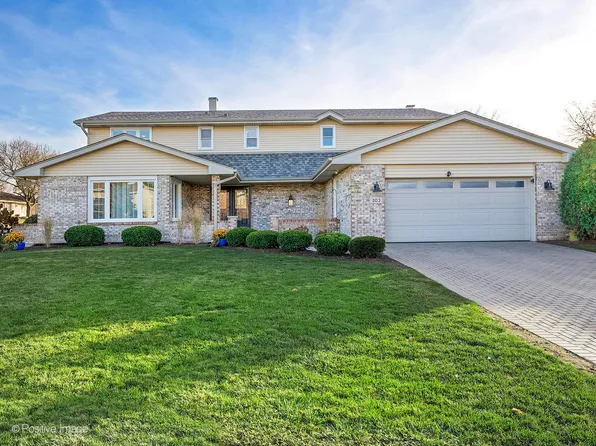 303 Waterford Dr, Willowbrook, IL 60527