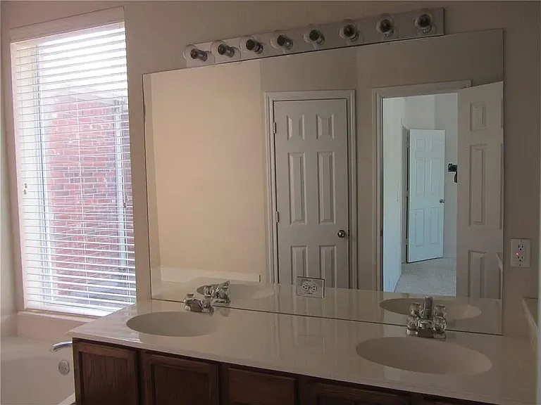 7425 Danbridge Ln — Photo 2