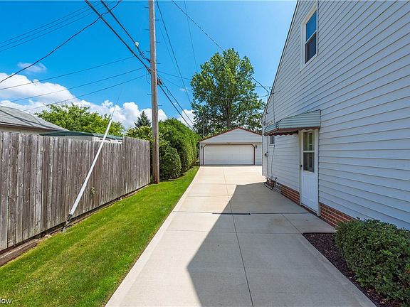 4th image of 26500 Briardale Ave