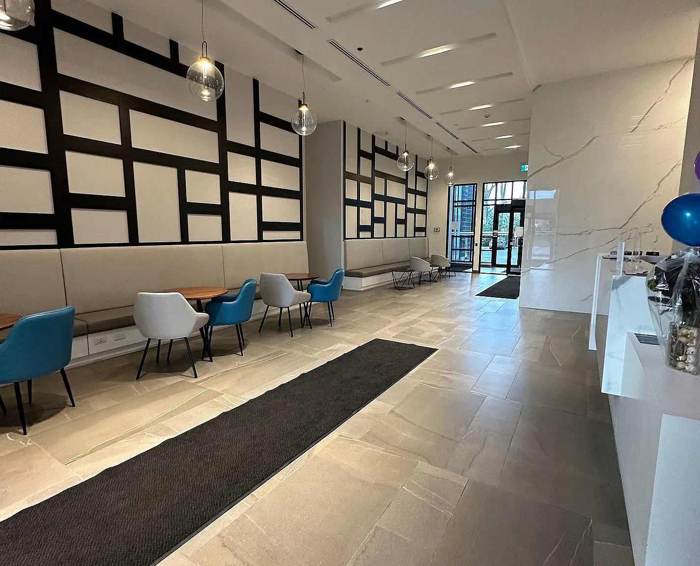 681 Yonge St — Photo 2