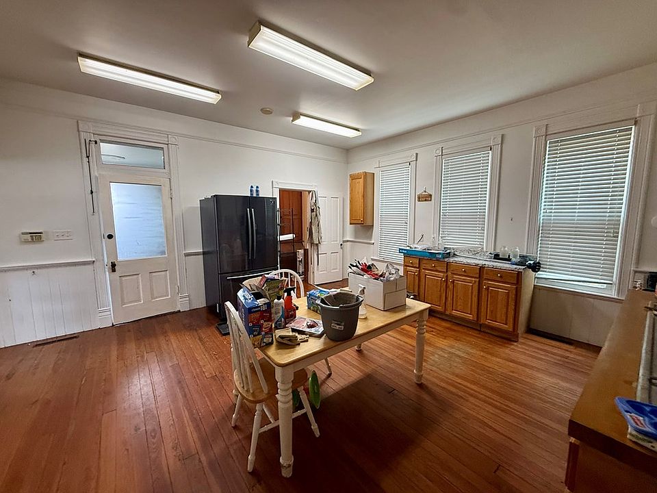 22nd image of 718 Main Street