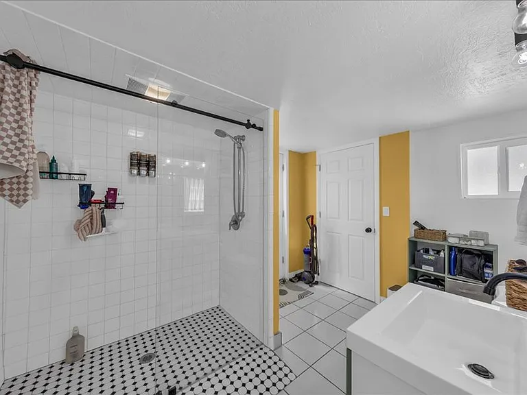 1559 W Shelley Ave — Photo 7