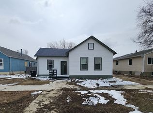 329 1st St SW, Dickinson, ND 58601