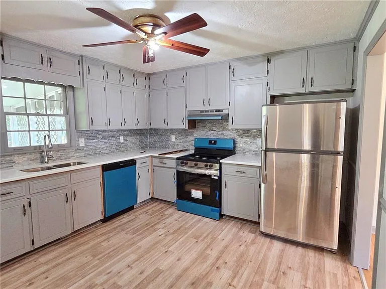 6684 Londonderry Dr — Photo 12