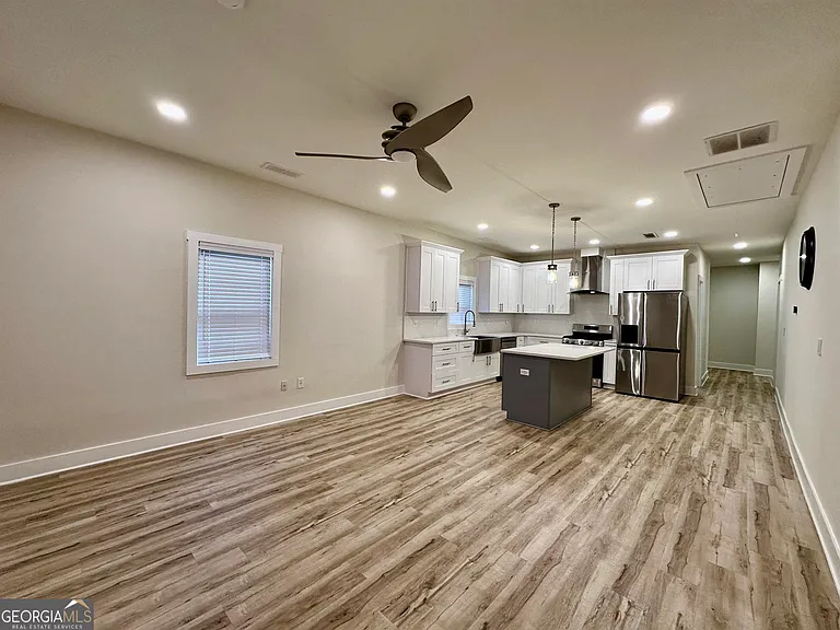 942 Parsons St SW — Photo 2