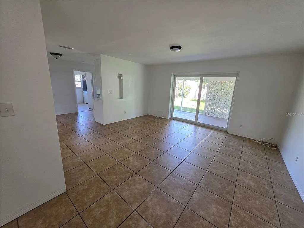 2 bed, 1.0 bath, 925 sqft, $2,200 — Photo 2